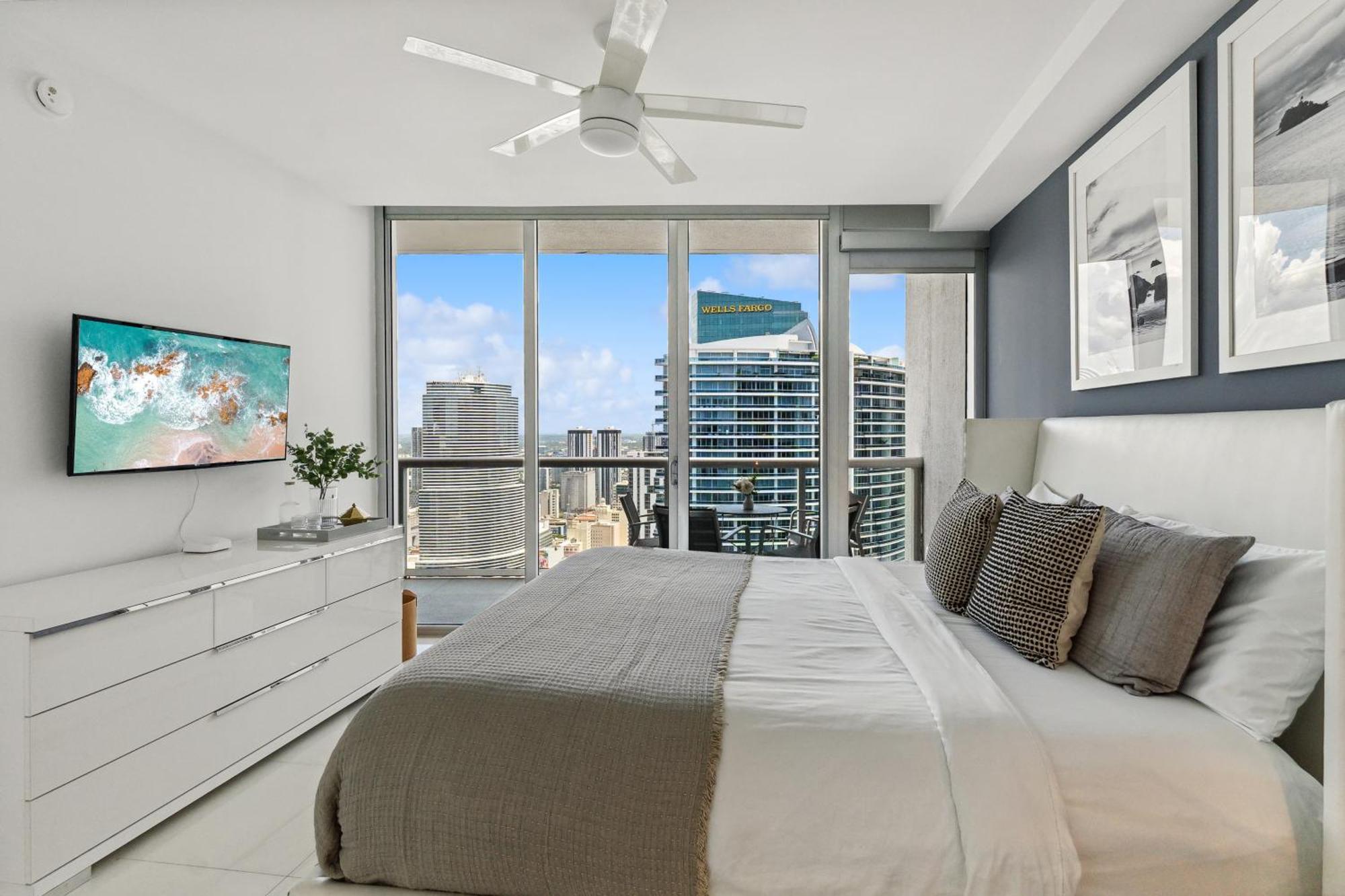 Sky-high Comfort! 49th Floor With Panoramic Views Apartment