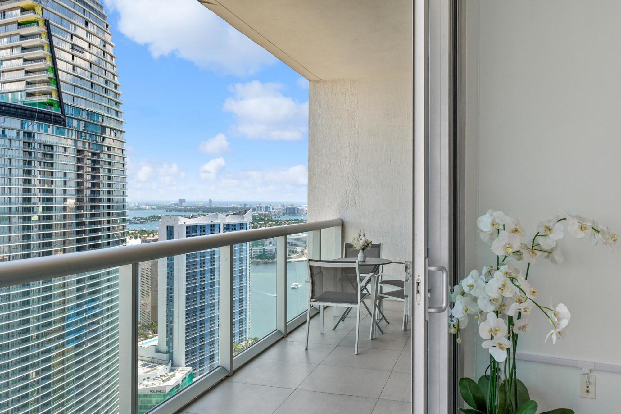 Sky-high Comfort! 49th Floor With Panoramic Views Apartment